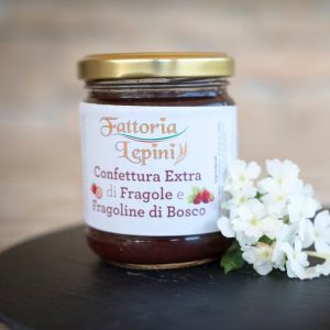 Confettura extra di fragole con fragoline di bosco